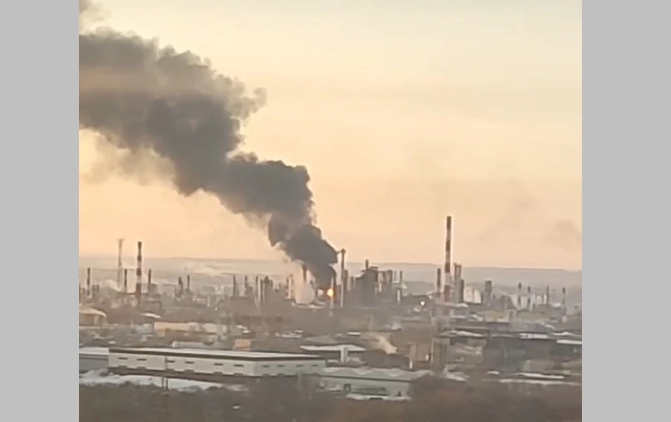 Появилось видео горящего нефтезавода в Рязани после атаки беспилотников.