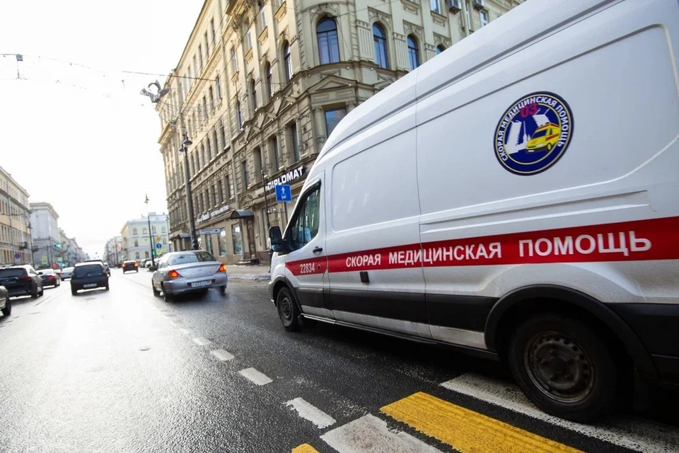 Два пятиклассника попали в больницы Петербурга и Ленобласти после падения с высоты.