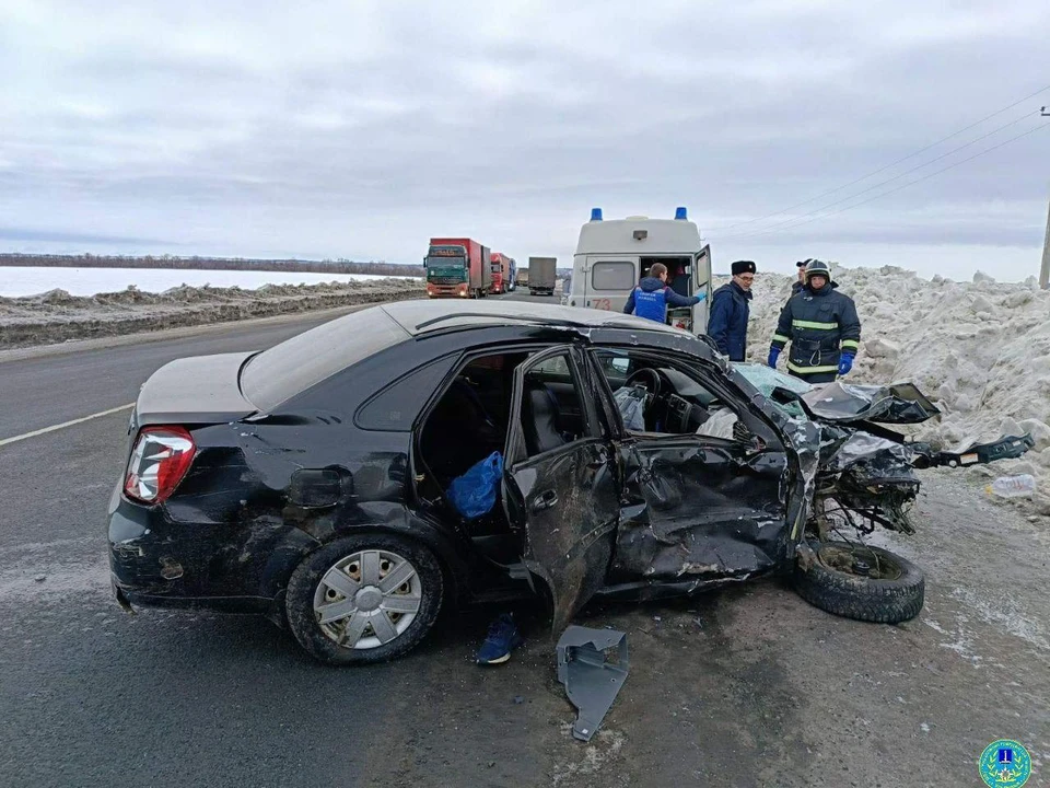 Под Ульяновском спасателям пришлось разрезать ВАЗ и доставать тело водителя | ФОТО: телеграм-канал Управления гражданской защиты Ульяновска