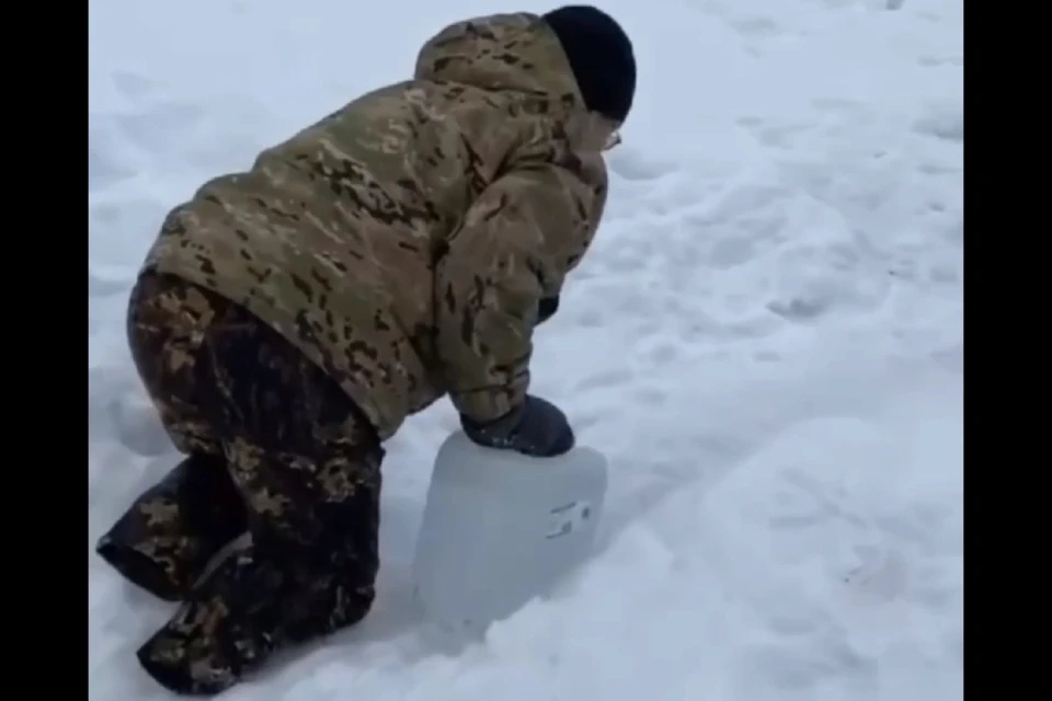 Ноги Юрию ампутировали в январе. Он мог бы ездить до места подвоза воды на своей коляске, но на ней не пробраться через сугробы. Фото: Народный фронт