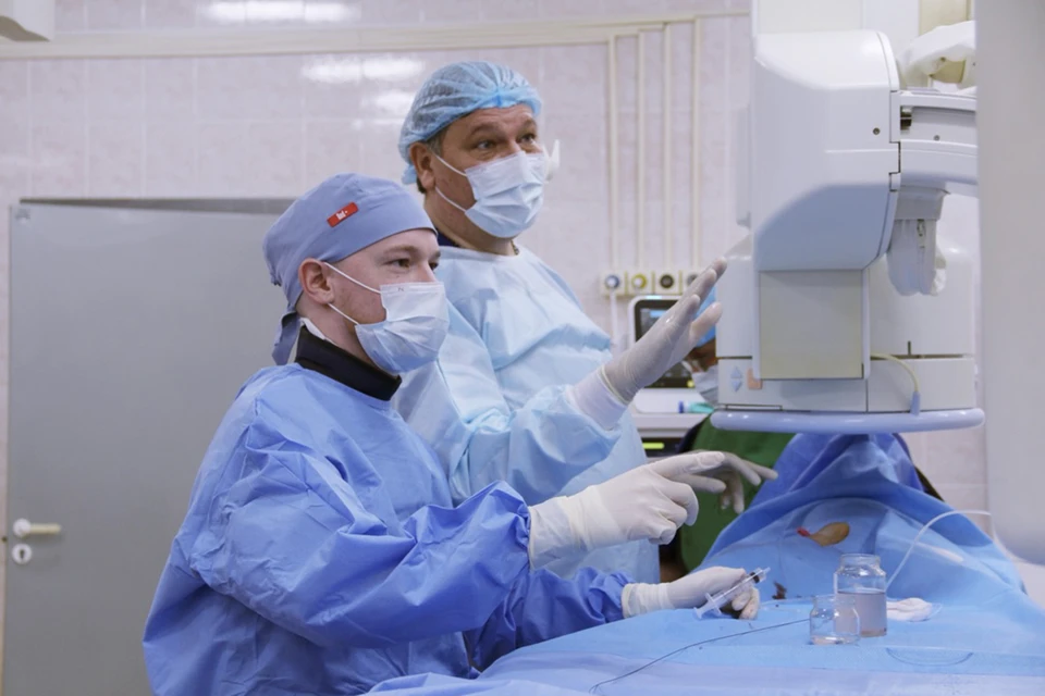 Хирурги Роман Гарбузов (справа) и Иван Мыльников во время операции. Фото: Пресс-служба РДКБ