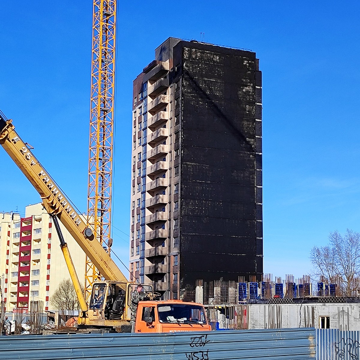 Что происходит у горевшей новостройки в Твери - KP.RU