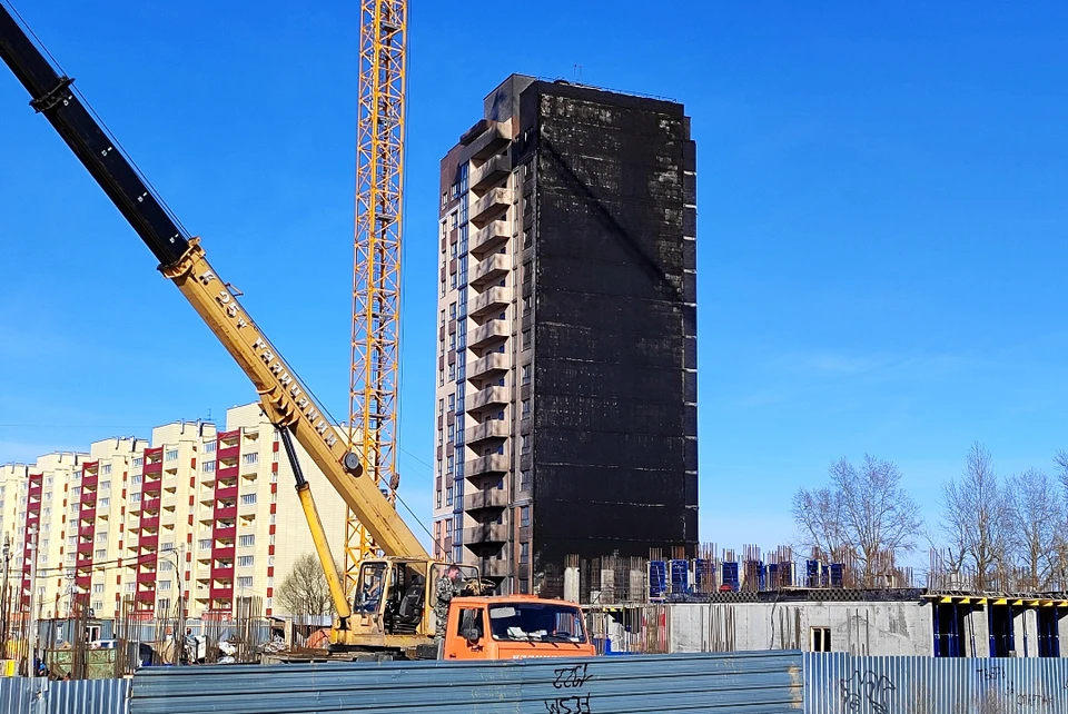 Многоэтажка сильно обгорела с одного бока.