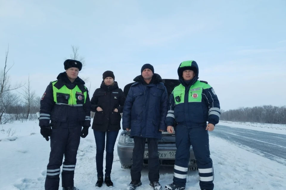 К полицейским подошли мужчина и женщина, которые попросили о помощи