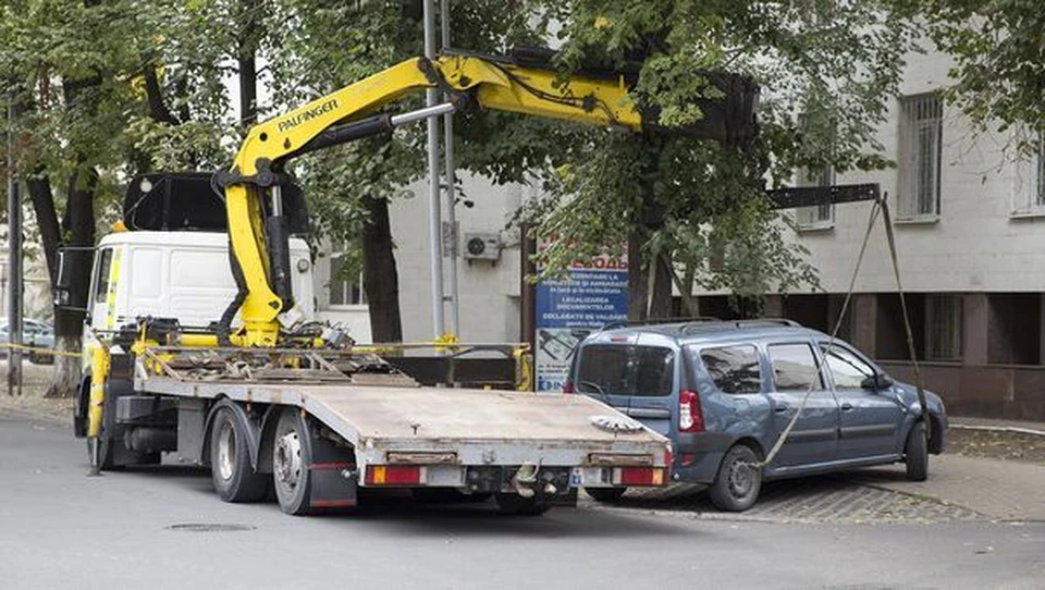 Из кишиневских дворов вывозят автомобили. Фото: Sputnik Молдова