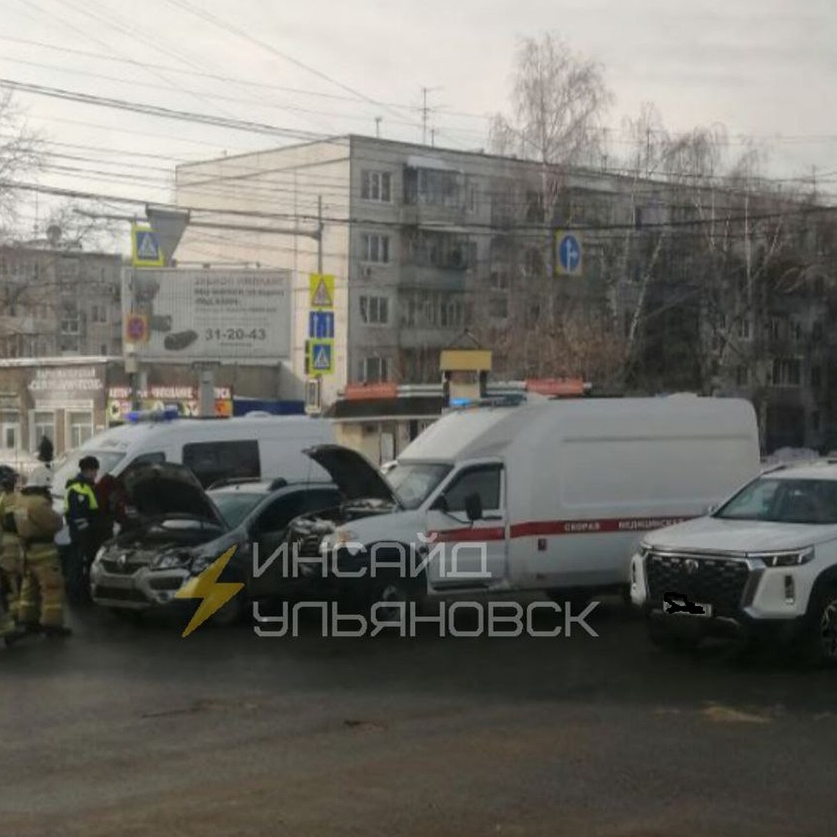 В Ульяновске на перекрестке улиц Минаева столкнулись легковушка и скорая  помощь - KP.RU