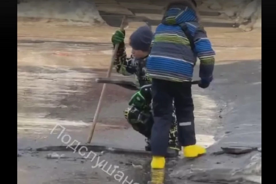 В Ярославле мальчики вышли чистить двор. Скриншот с видео, группа "Подслушано в Ярославле" ВКонтакте