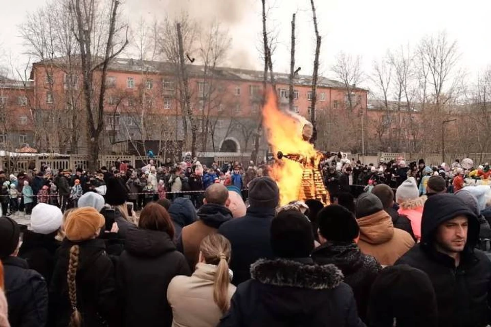 Свыше 1,5 тысячи жителей Иркутска отпраздновали Масленицу в Комсомольском парке