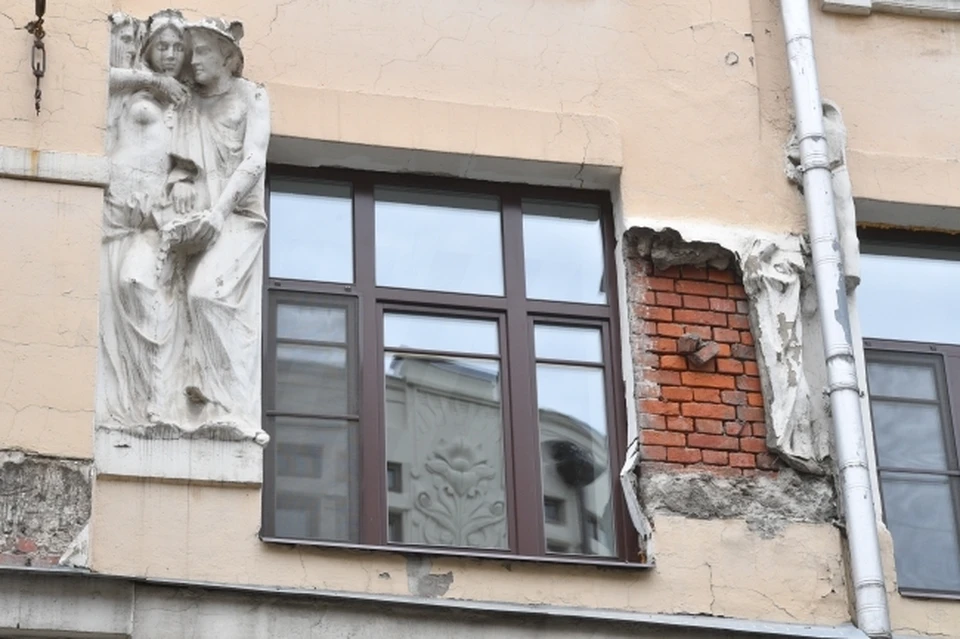 Ростовчане рассказали, что в центре города разрушается жилой дом