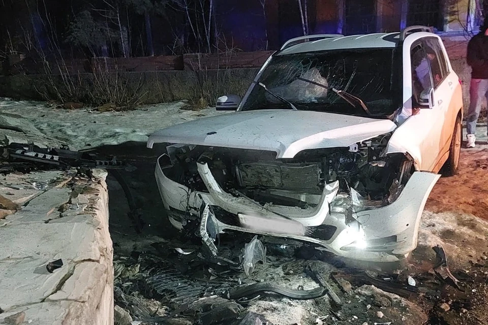 32-летняя женщина за рулем «Мерседеса» врезалась в опору моста под Липецком