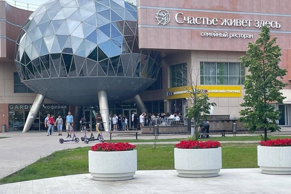 На месте работают сотрудники полиции.