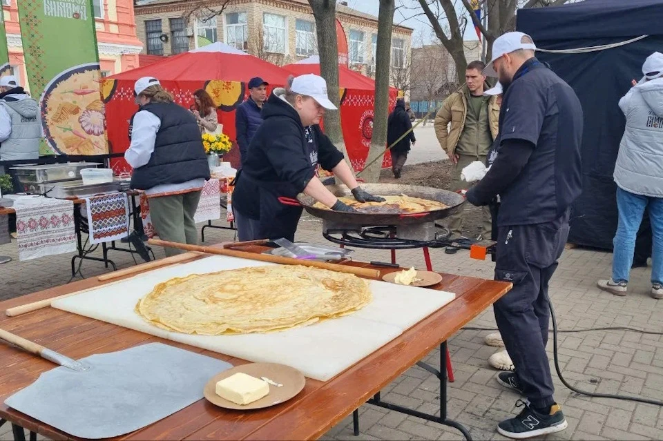 В Геническе испекли блины-гиганты Фото: управление внутренней политики ХО