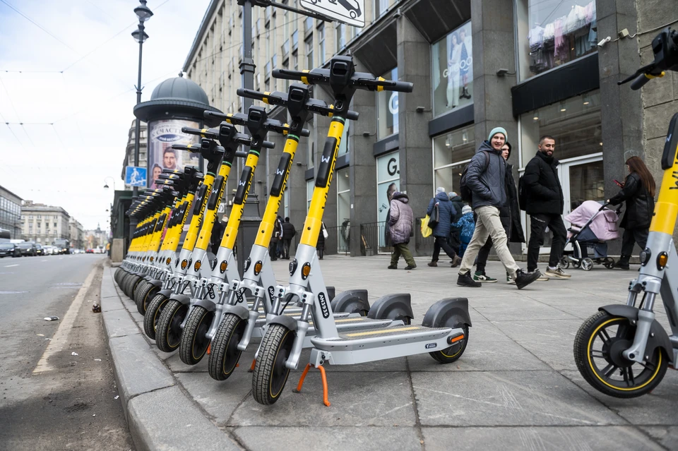 На дороги Петербурга вывели обновленные электросамокаты.