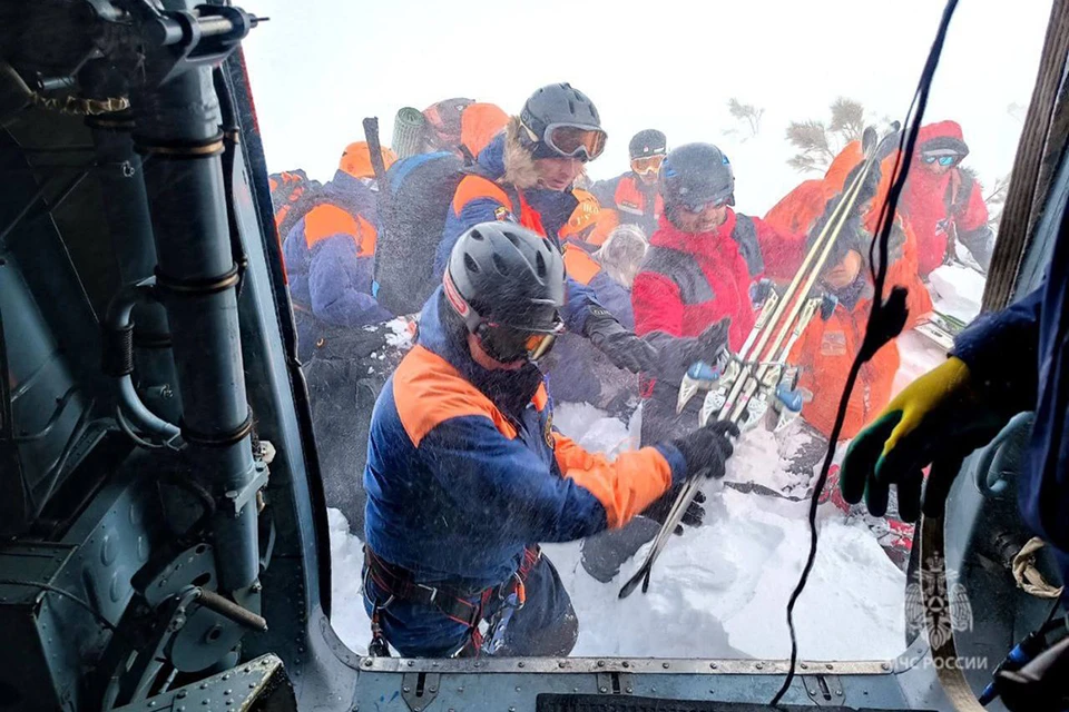 На Камчатке нашли второго туриста из попавшей под лавину группы. На фото: спасатели и волонтеры отправляются на поиски. Фото: МЧС.