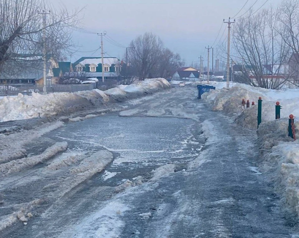 Жители села Вырыпаевка в социальных сетях пожаловались на наледь и воду на дорогах. Фото телеграм-канал Александра Болдакина