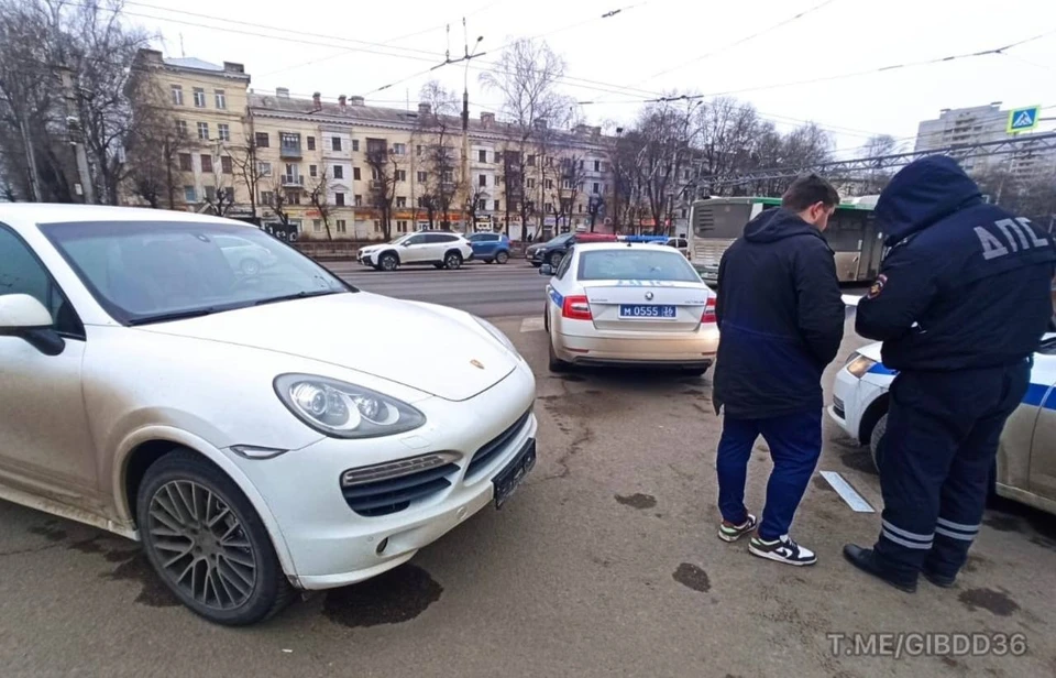Скорее всего, в ближайшее время 35-летнему мужчине не удастся погонять на «Порше».