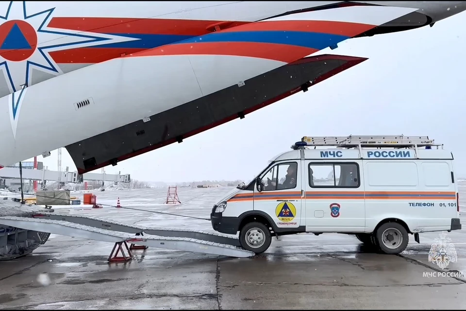 Самолет везет необходимое оборудование и специалистов. Фото: принтскрин с видео МЧС России