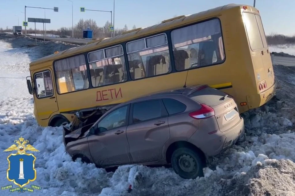 Под Ульяновском столкнулись «Лада» и школьный автобус, есть пострадавшие. Фото Госавтоинспекция Ульяновской области