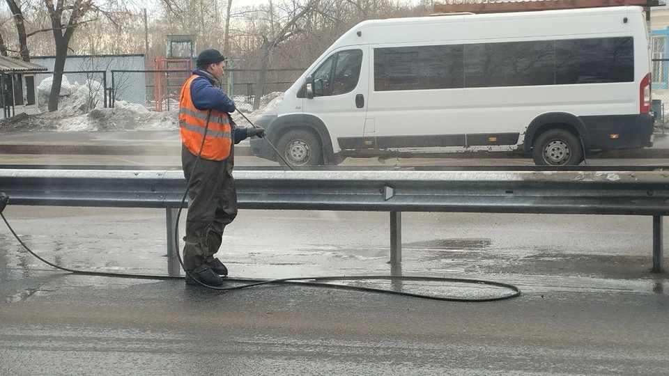 В Иркутске началась помывка дорожных ограждений