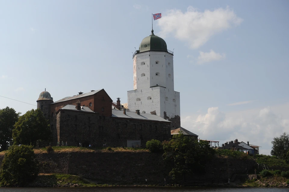 Выборгский замок - одно из мест притяжения туристов.