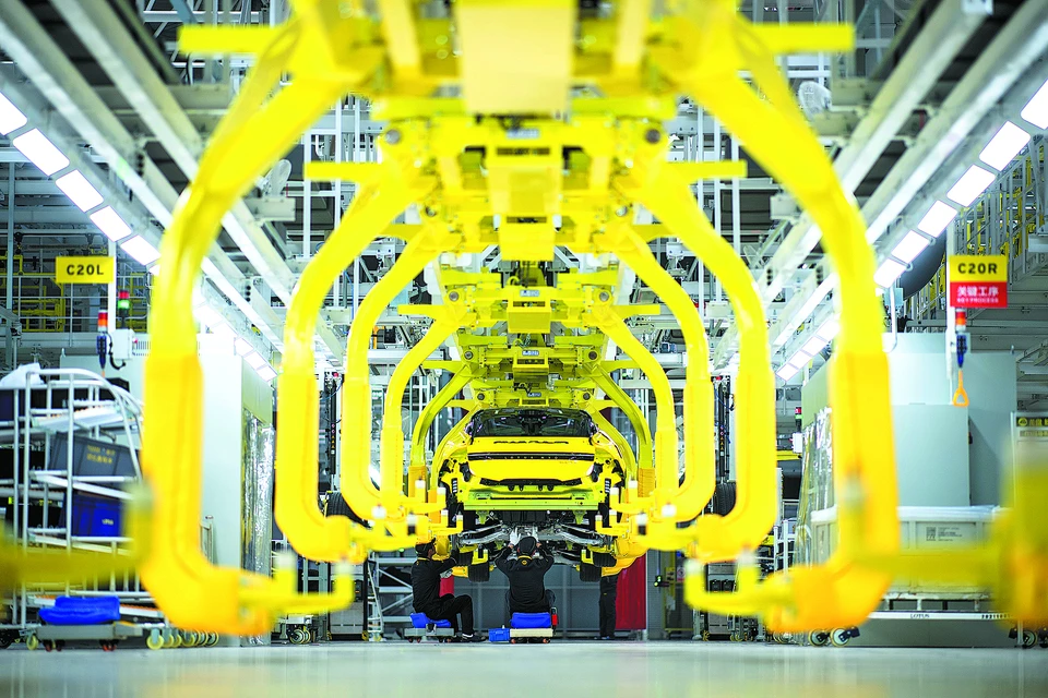 Завод по производству интеллектуальных автомобилей на новой энергии в Ухане, провинция Хубэй. СЯО ИЦЗЮ / СИНЬХУА