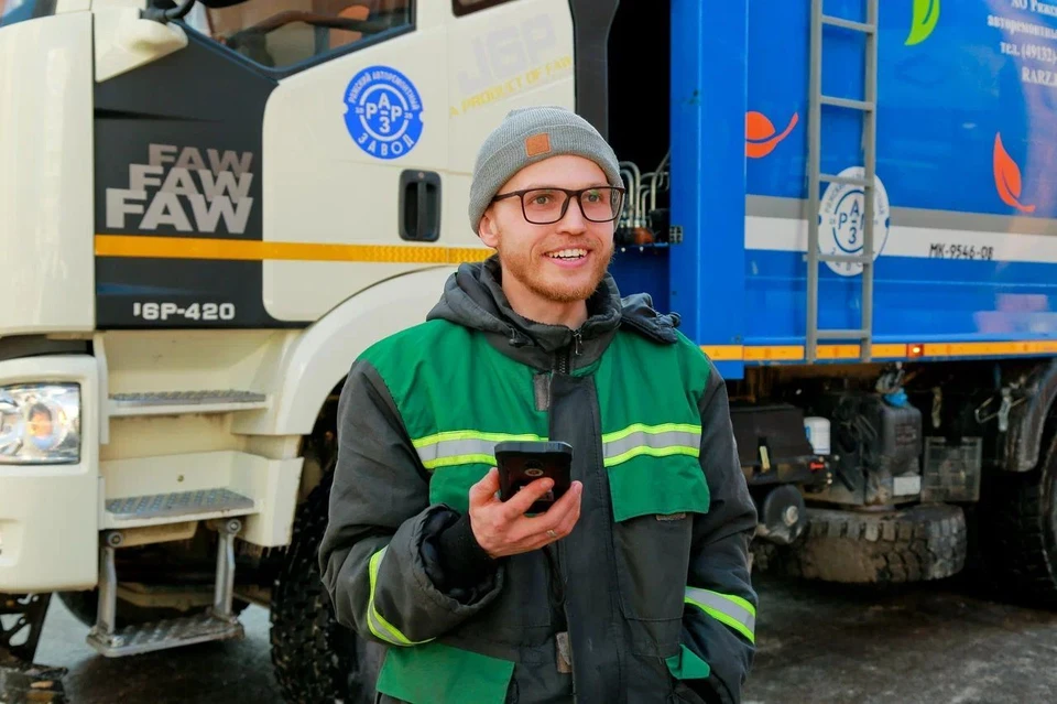 Водитель мусоровоза МУП «САХ» Александр Токарев. Фото: Павел КОМАРОВ