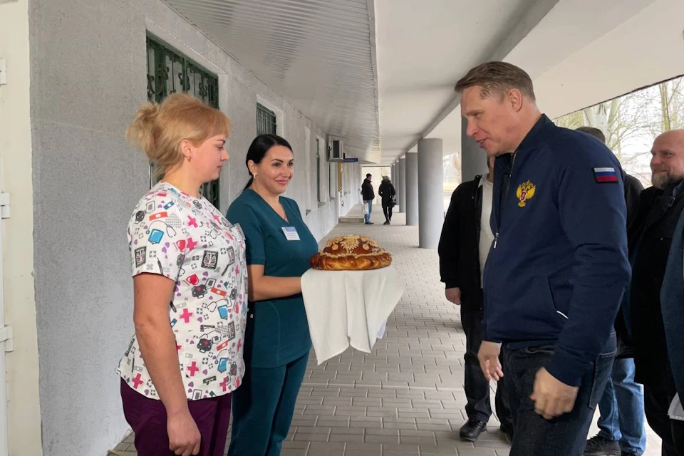 В Скадовске министра встречали хлебом с солью Фото: Министерство здравоохранения ХО