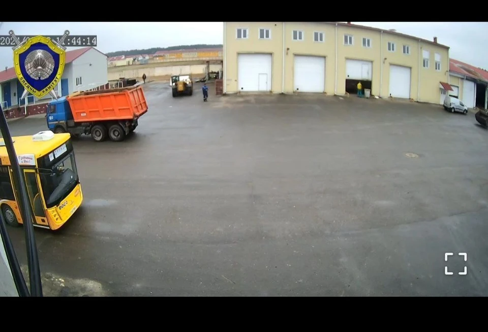 В Брестском районе водитель погрузчика насмерть задавил мужчину. Фото: скриншот видео Следственного комитета.