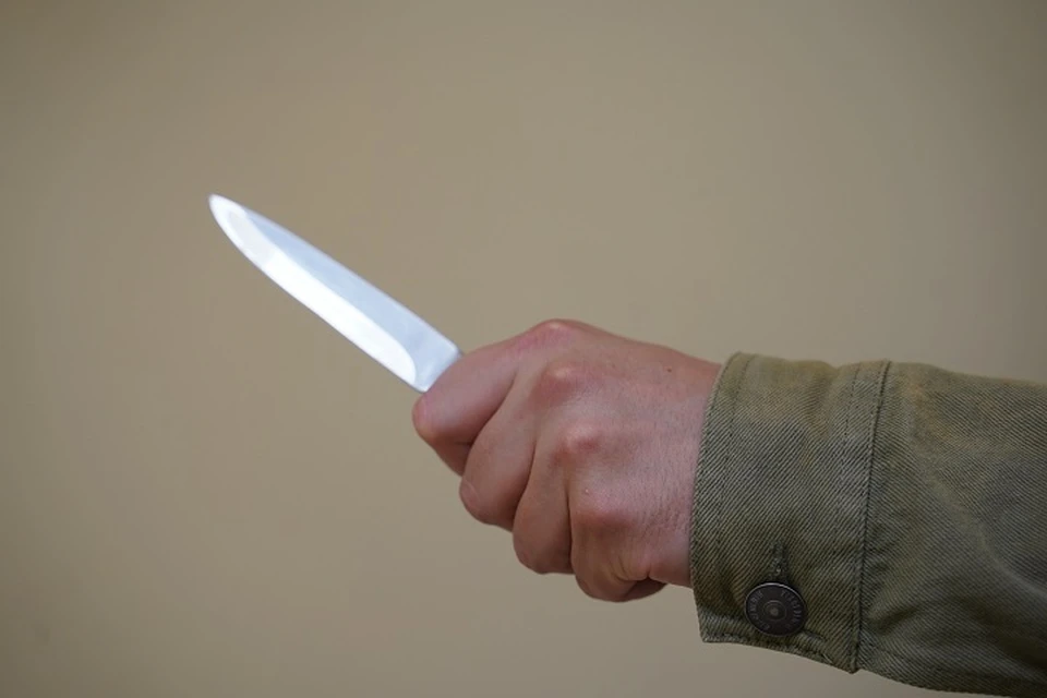 Вооруженный ножом мужчина требовал деньги у работников организации в Магадане