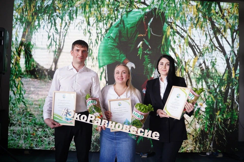 Самые активные эковолонтеры предприятия получили в рамках премии благодарственные письма / Фото: АО "ТОАЗ"
