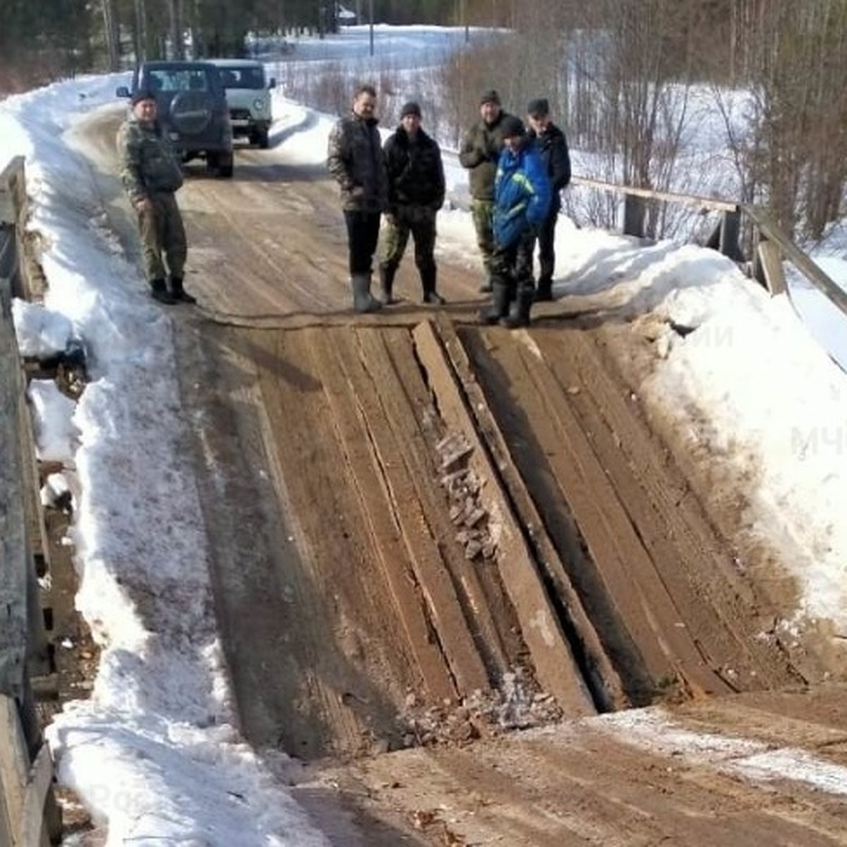 Тяжёлый лесовоз обрушил мост в Костромской области - KP.RU