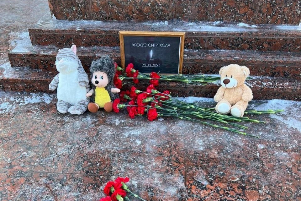 Сегодня, 23 марта, с самого утра жители Оренбурга несут цветы к стеле «Ангел Мира»