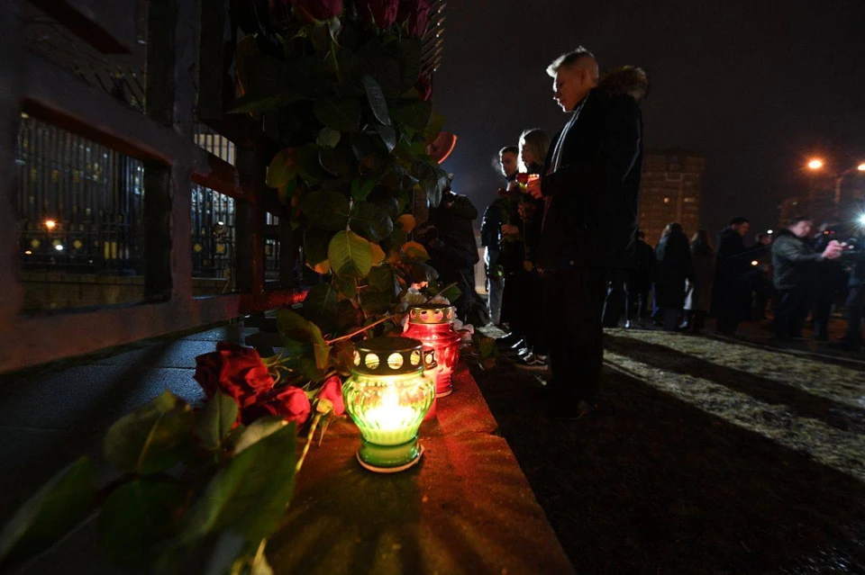 Белорусы несут цветы и свечи к зданию посольства России в Беларуси. Фото: телеграм-канал посольства России в Беларуси