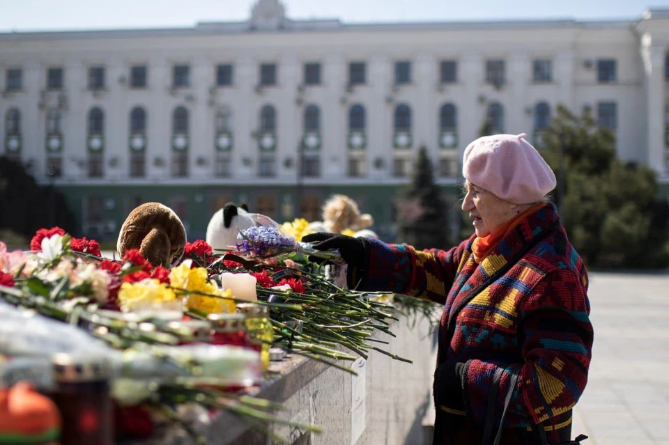 Люди приносят цветы, свечи и мягкие игрушки. Фото: пресс-служба администрации Симферополя