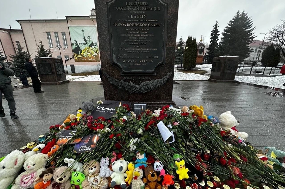 Жители Ельца несут к мемориалу цветы в память о жертвах теракта в «Крокус Сити»