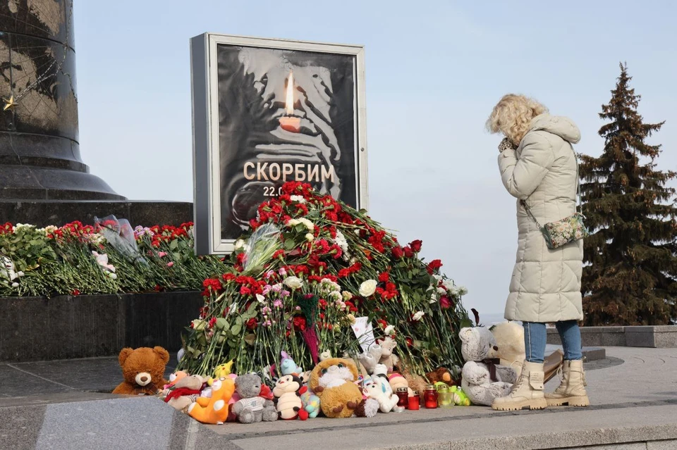 Нижегородцы продолжают нести цветы к мемориалу у памятника Чкалова