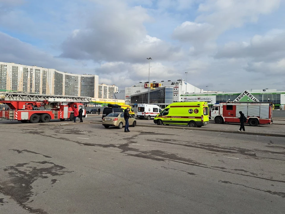 Через несколько минут после эвакуации к торговому комплексу приехали спасательные службы. Фото: Антон Ратников.