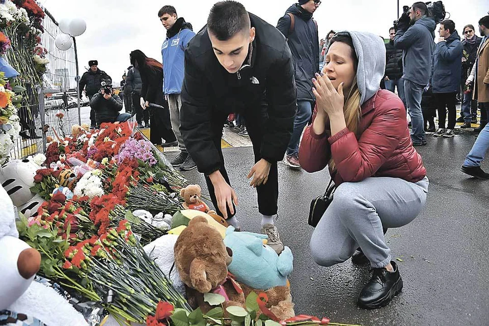 По всей стране и даже за рубежом стали появляться стихийные мемориалы в память о погибших от рук террористов. Но первый такой образовался у самого здания «Крокус Сити». Туда несут цветы и игрушки.