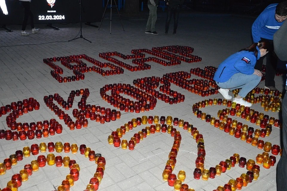 Молодежь ДНР провела акцию «Свеча Памяти» в память погибших при теракте в «Крокусе». Фото: Министерство молодежной политики ДНР