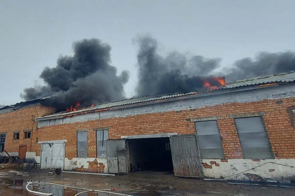 В Назаровском районе горит гаражный бокс на площади 2400 квадратных метров. Фото: МВД