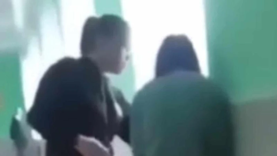 Девочку избивают в коридоре школы, судя по всему одноклассница. Фото:скриншот видео
