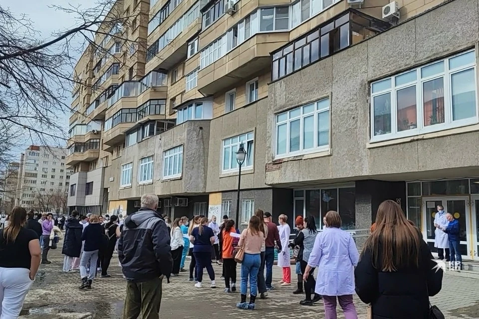 Людей вывели через эвакуационный выход. Фото: читатель «КП-Екатеринбург»