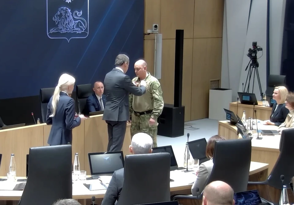 Белгородский губернатор вручил медали бойцам территориальной самообороны.