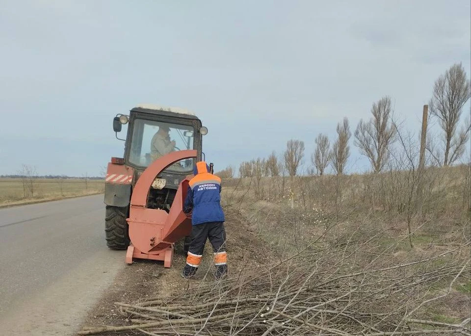 В Херсонской области на автодороге Херсон - Новая Каховка - Геническ удаляют излишнюю растительность. ФОТО: минтранс ХО