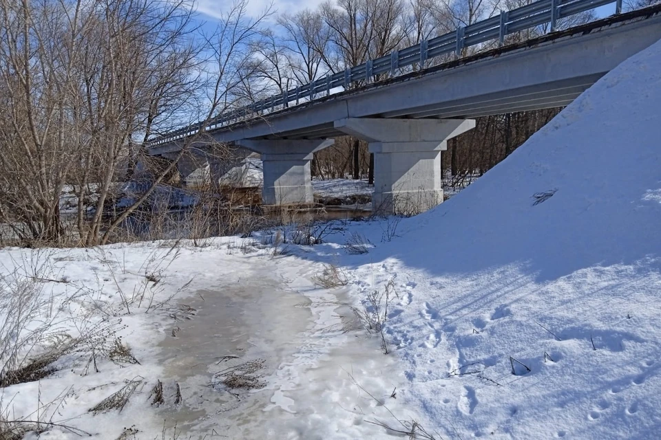 Специалисты также проводят чернение и распиловку льда в районах мостов.