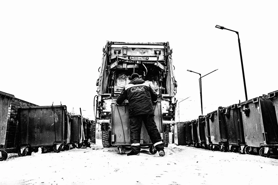 Влад Черкасов, потомственный водитель мусоровоза МУП «САХ». Фото: Пресс-служба проекта «Голоса страны»