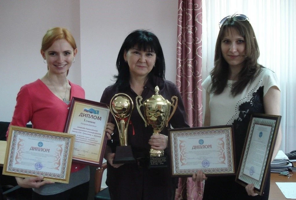 Шолпан Жаркынбекова со своими студентами. Фото из личного архива Шолпан Жаркынбековой