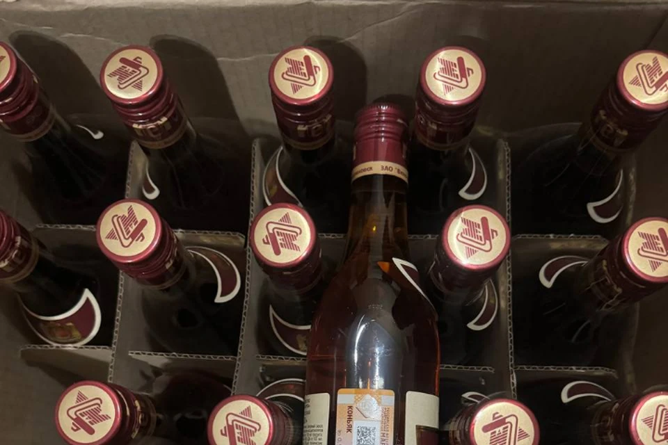 Полицейские изъяли около 150 бутылок крепкого алкоголя общим объемом более 70 литров. ФОТО: ГУ МВД России по Запорожской области