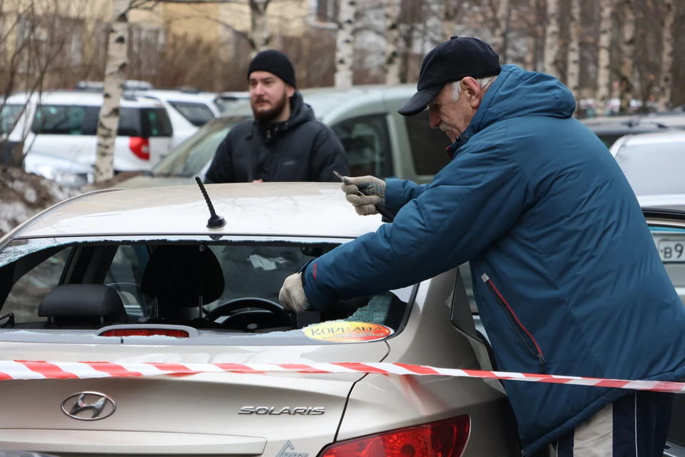 Владельцы авто, пострадавших при атаке БПЛА в Петербурге, получат выплаты в апреле.