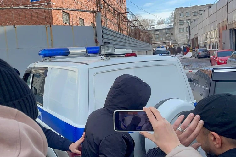 Ушел молча через коридор: Никиту Кологривого выпустили из ИВС после дебоша в новосибирской кальянной